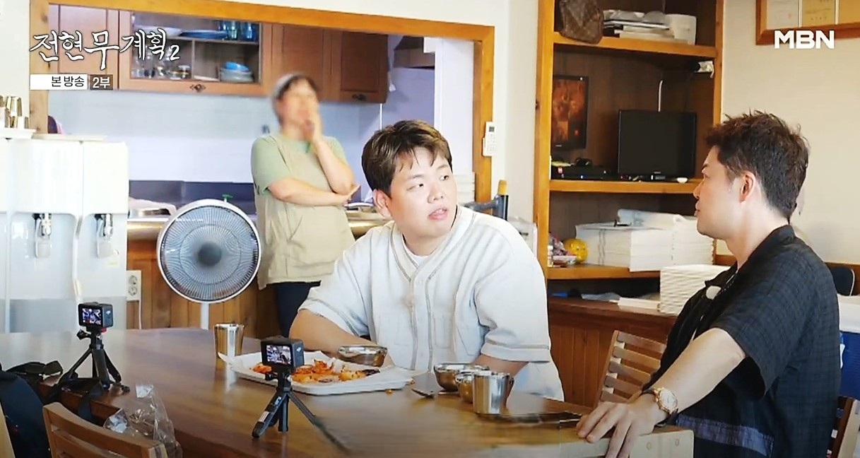 뚱보할매김밥집에서 이야기를 나누는 전현무와 곽튜브, 전현무계획2 방송 장면