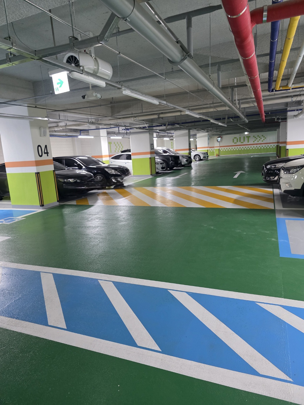 넓은-주차-공간이-있습니다.