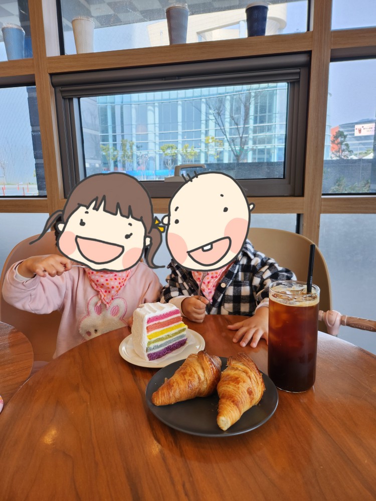 케이크와 빵을 먹는 아이들