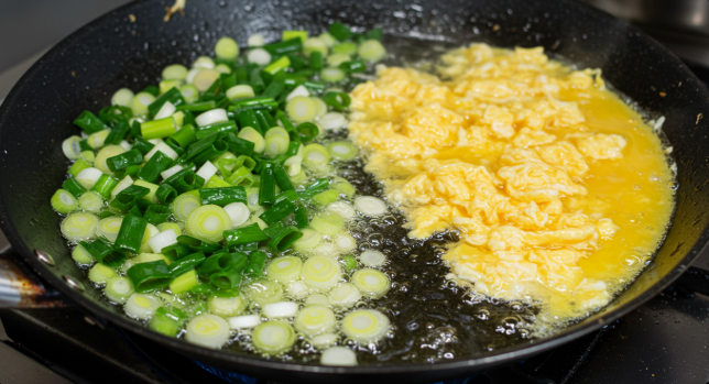 파기름 내고 계란 볶고 있는 이미지