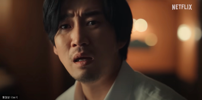 두려운 상황에 직면한 남자의 표정