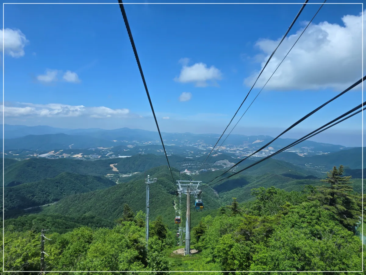 넓은 산_ 파란 하늘_하얀구름_케이블카