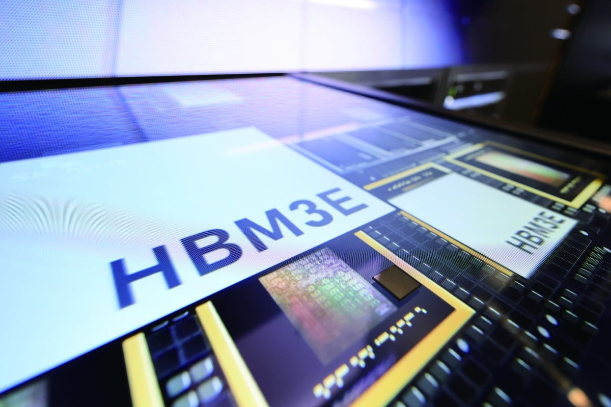 세계 최대 가전·정보기술(IT) 전시회 CES 2025 개막을 하루 앞둔 1월 6일 오후(현지시간) 미국 네바다주 라스베이거스 컨벤션센터(LVCC) 센트럴홀에서 열린 SK 전시관 사전 공개 행사에서 공개된 HBM3E 16단 제품 실물 모습.