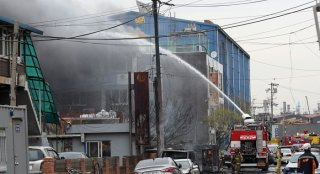 화재 확산&amp;#44; 그리고 고물상과 공장 5개 동 피해