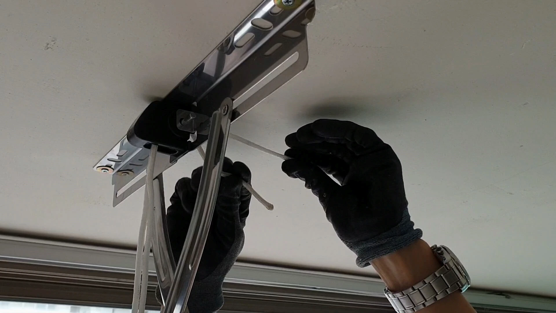 건조대 줄 끼우는 모습