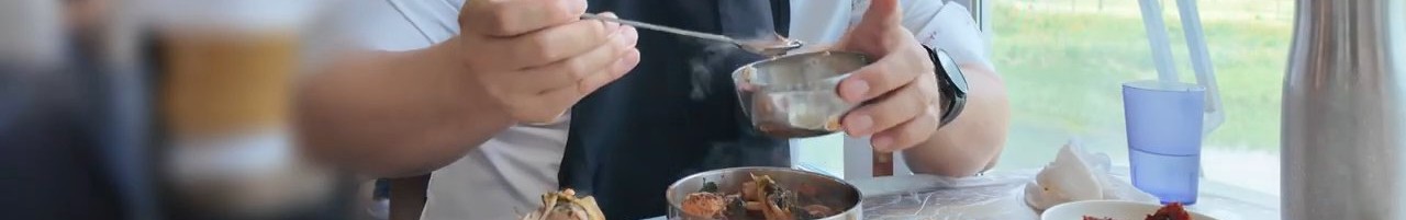 탕 국물에 밥을 말아 먹는 조합이에요.