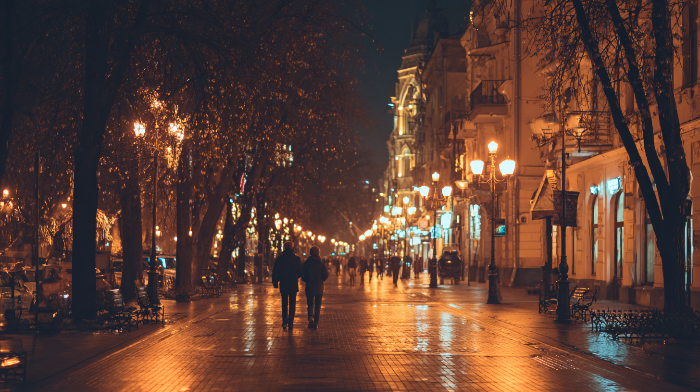 밤의 여행 분위기를 담은 노크투리즘 이미지