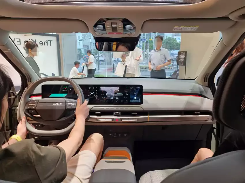 EV3 실내 구성은 이렇습니다.