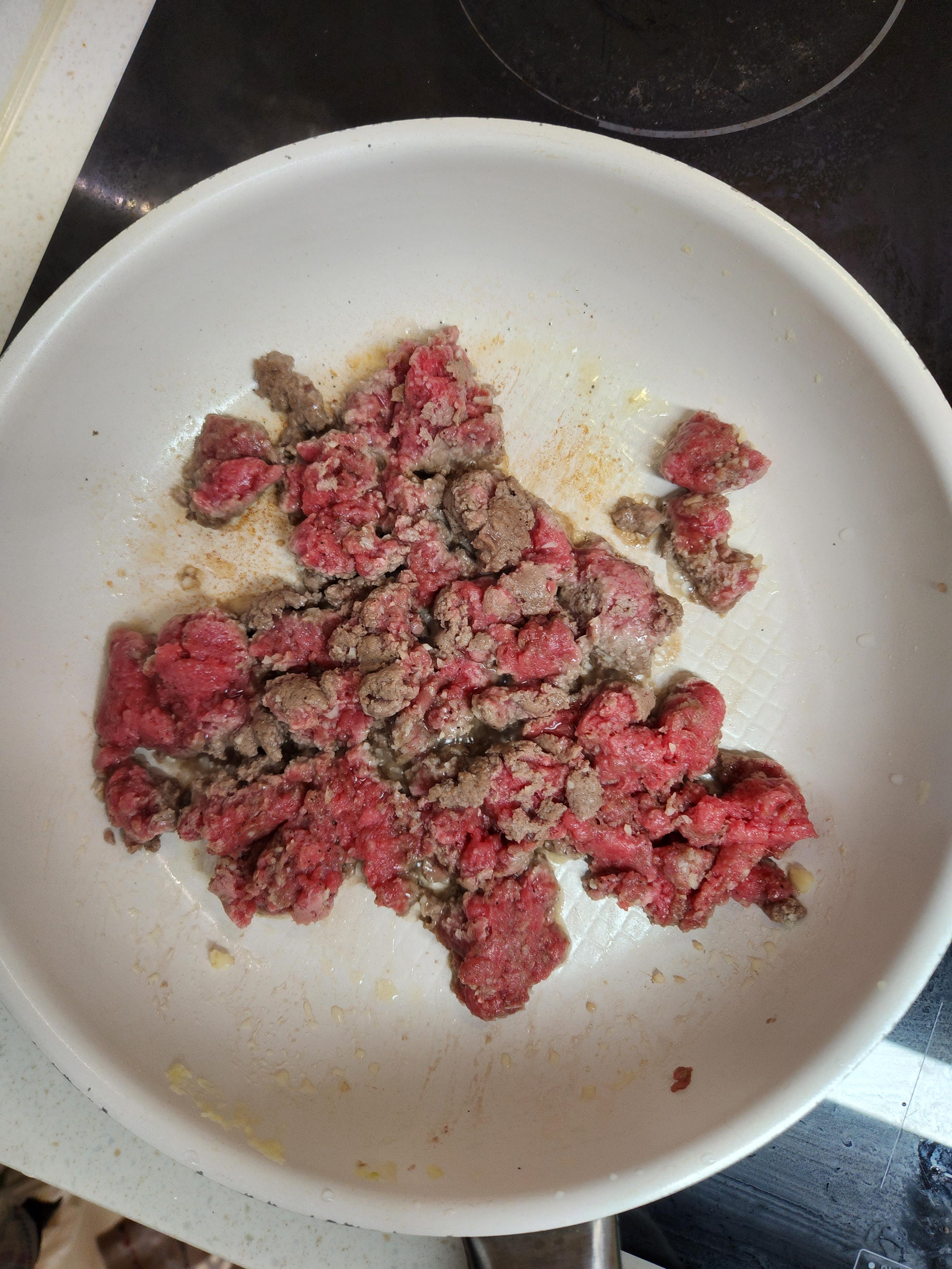 4. 밑간한 소고기를 팬에 식용유 한 스푼을 두르고 볶아준다.