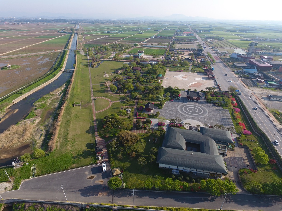 김제 벽골제- 제방 및 박물관 일대 전경