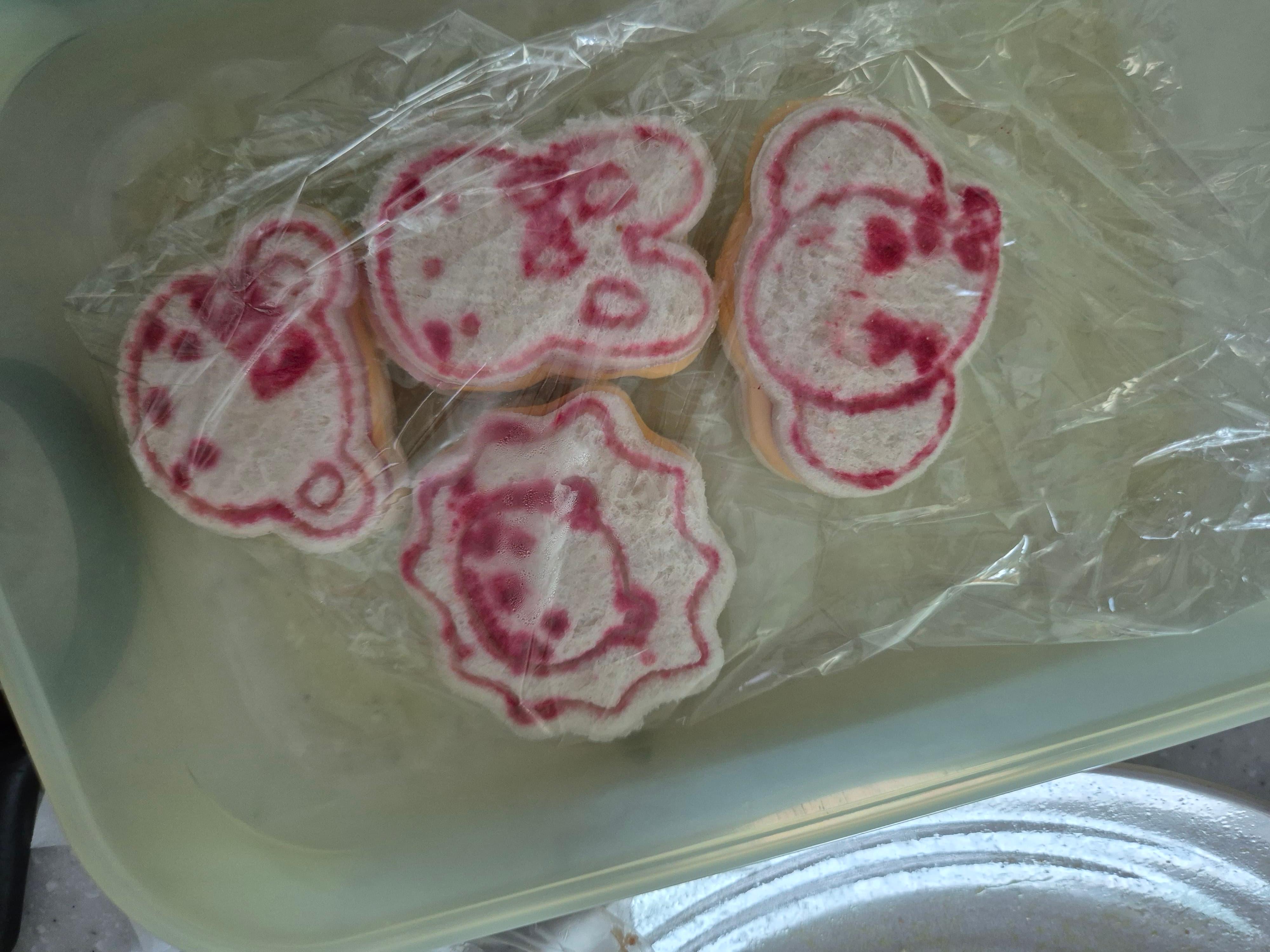 백년초가루 갠 물을 모양틀 테두리에 젓가락으로 발라서 식빵찍어서 만든 도시락