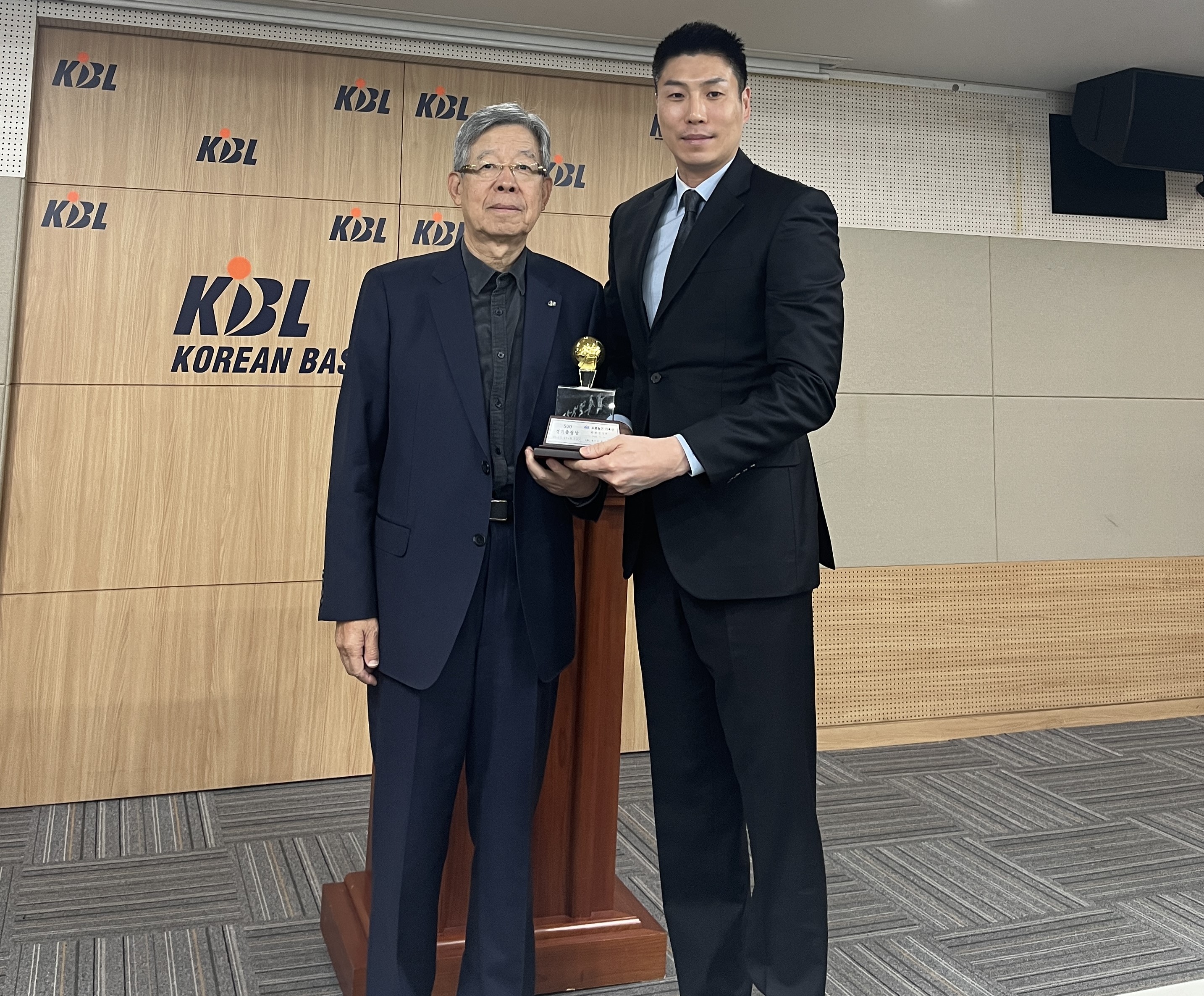KBL 박경진 심판 500경기 출장 기념 시상 사진