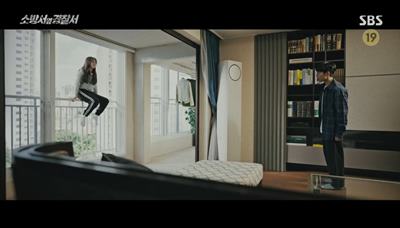 오빠와 다툼을 하다 창문 난간에 앉아서 오빠를 협박하는 여학생