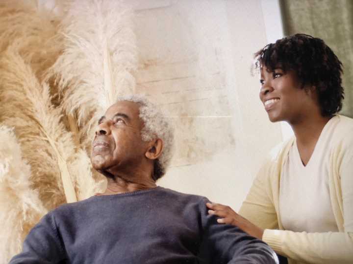 창밖을-함께-바라보는-노인과-여자