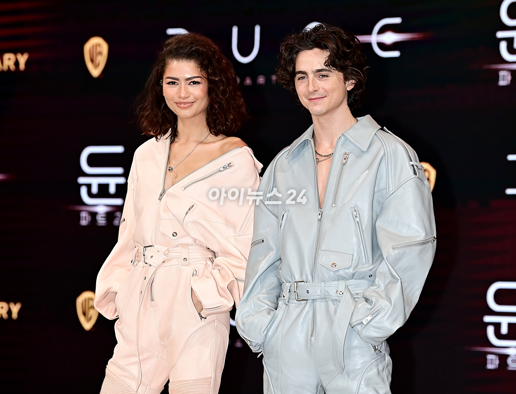 배우 젠데이아 콜먼, 티모시 샬라메가 21일 오후 서울 여의도 콘래드서울호텔에서 열린 영화 '듄: 파트2(드니 빌뇌브 감독)' 내한 프레스 컨퍼런스에서 기념촬영을 하고 있다. [사진=곽영래 기자]