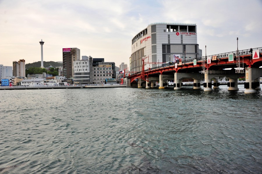 영도에서 바라본 영도대교와 롯데백화점