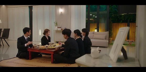 저녁을-먹고-있는-인호와-가족들