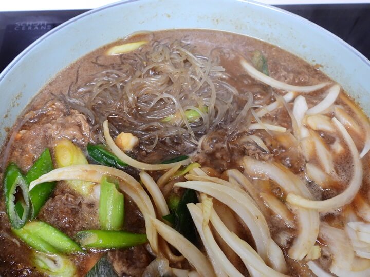 불린 당면 넣고 끓이기