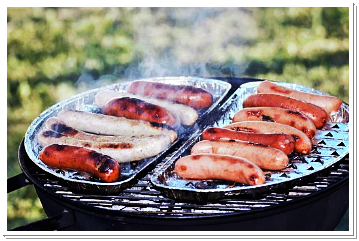 불판에-올려진-소세지