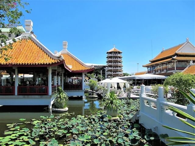 태국 정원과 호수의 풍경