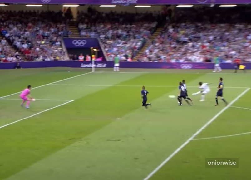 한일전의 박주영 선수가 일본 선수 4명을 제치면서 골을 만들어 내는 장면