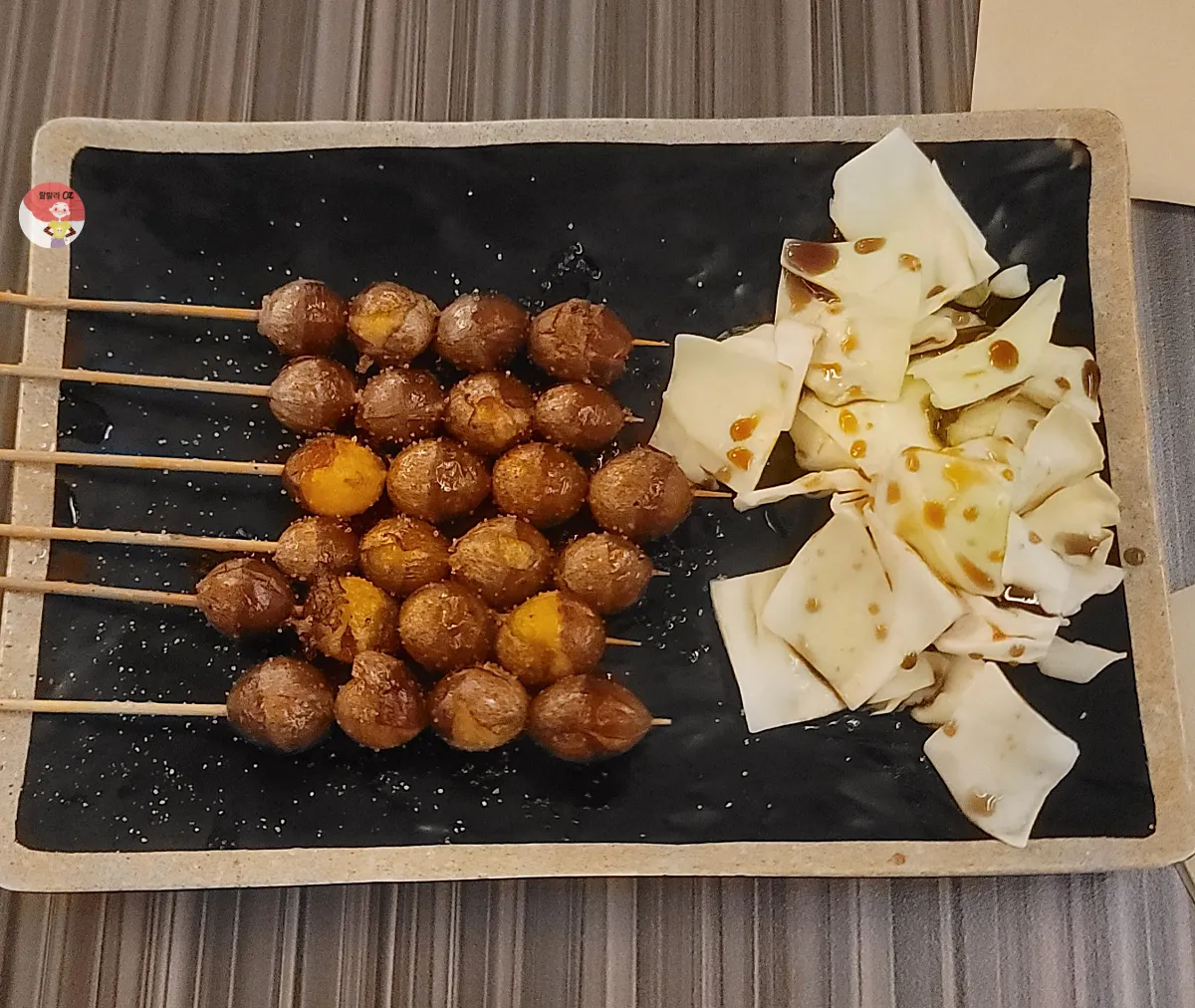 서울-대학로-하나마토-안주-은행꼬치와 소스뿌린 양배추 안주