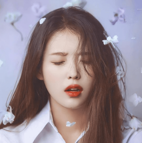 눈감고있는-아이유