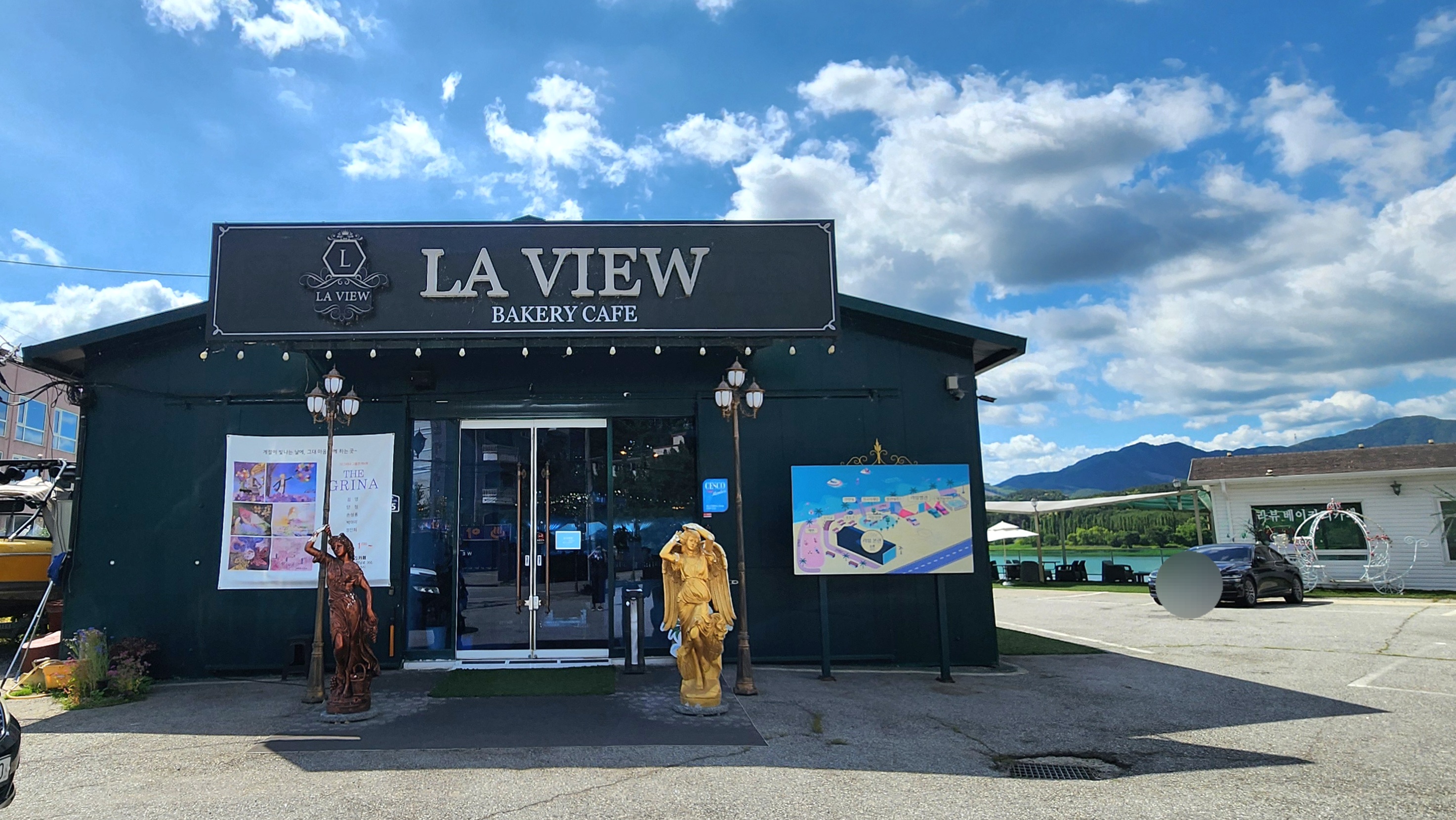 양평 라뷰 베이커리 카페는 남한강뷰를 감상하며 빵과 커피를 즐길 수 있는 힐링 공간이에요. 넓은 좌석, 다양한 인테리어, 아이동반도 가능한 친절한 카페랍니다.