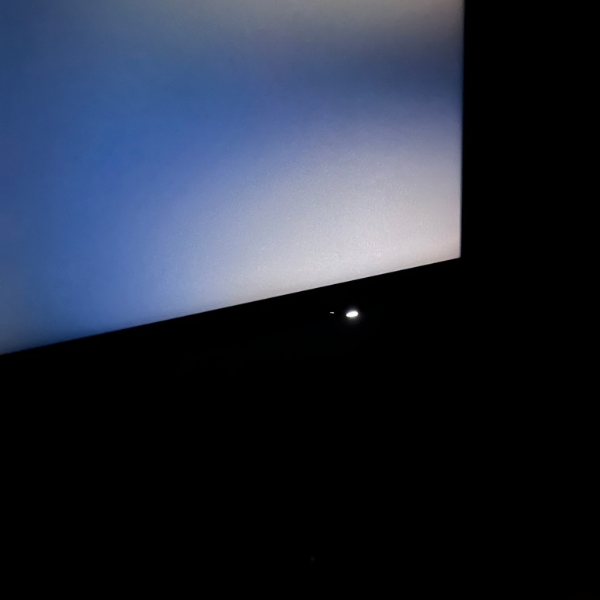 U2723QE 전원부 LED 빛샘 벌리서 찍은 모습