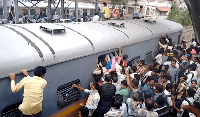 인도 뭄바이 쿨라역에 정차한 기차에 탑승하려는 사람들