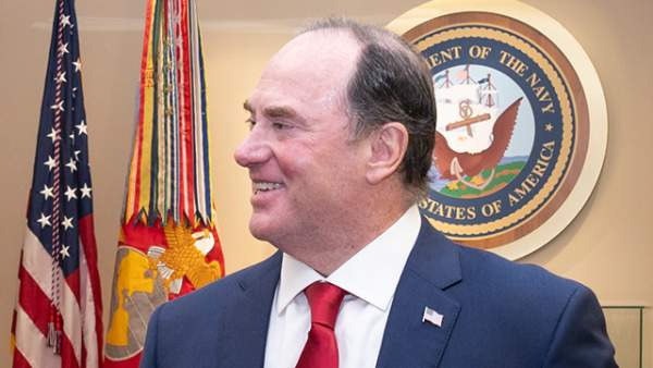 존 펠란 美 해군장관 경질, 이란 전쟁 중 지휘부 공백과 헤그세스의 인사 숙청 내막 분석