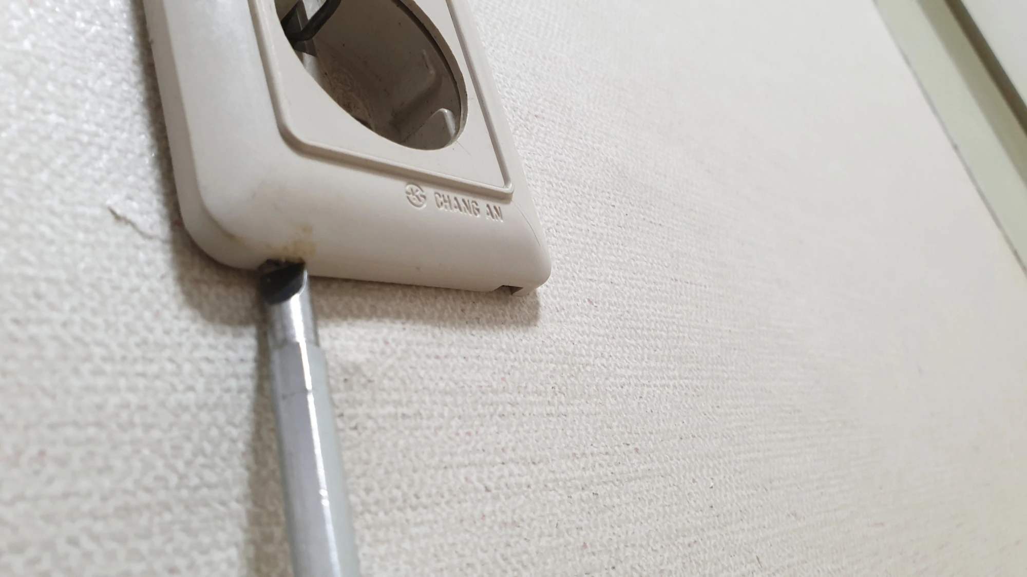 콘센트 커버 여는 모습