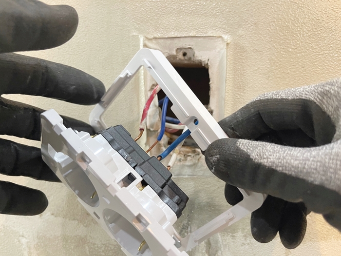 콘센트-보조대-끼우기