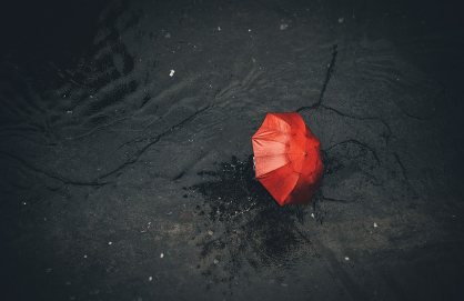 2024년 장마기간 기상청 예보 확인하기와 관련된 비오는 날 우산을 쓰고 지나가는 사람 사진