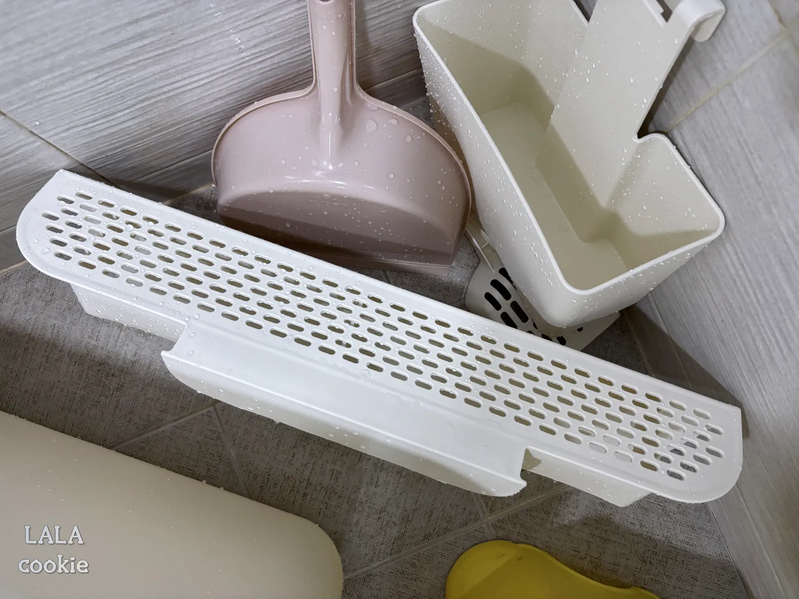 고양이-화장실-청소-깨끗한-스쿱과-모래발판