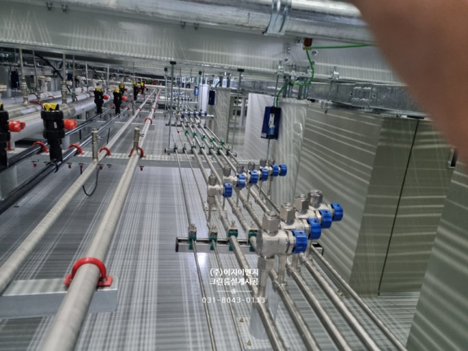 클린룸 오염제어를 위한 클린룸 설계에서 배관·전기·배선 시스템의 사례를 보여 주는 사진이다.