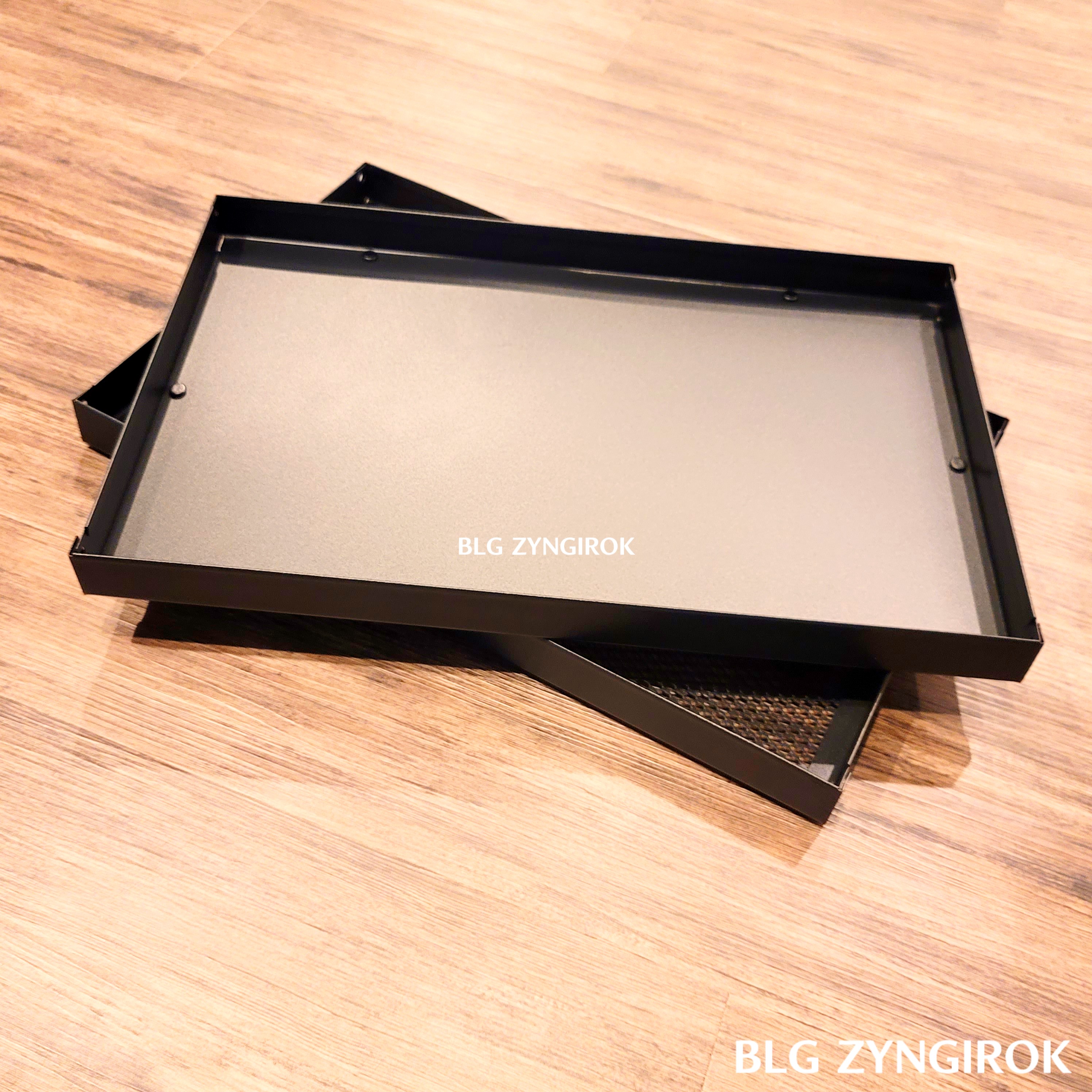 선반-2단이-조립되어-놓여있다.