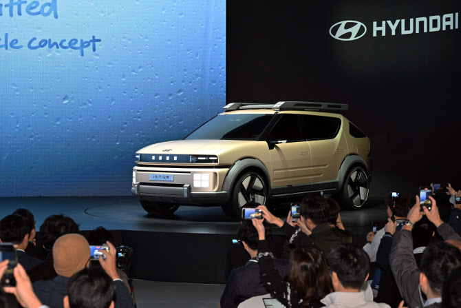 31일 현대 모터스튜디오 고양에서 진행된 ‘Clearly Committed: 올곧은 신념’ 행사에서 현대자동차의 수소전기차 콘셉트카 ‘이니시움(INITIUM)’이 공개되고 있다.