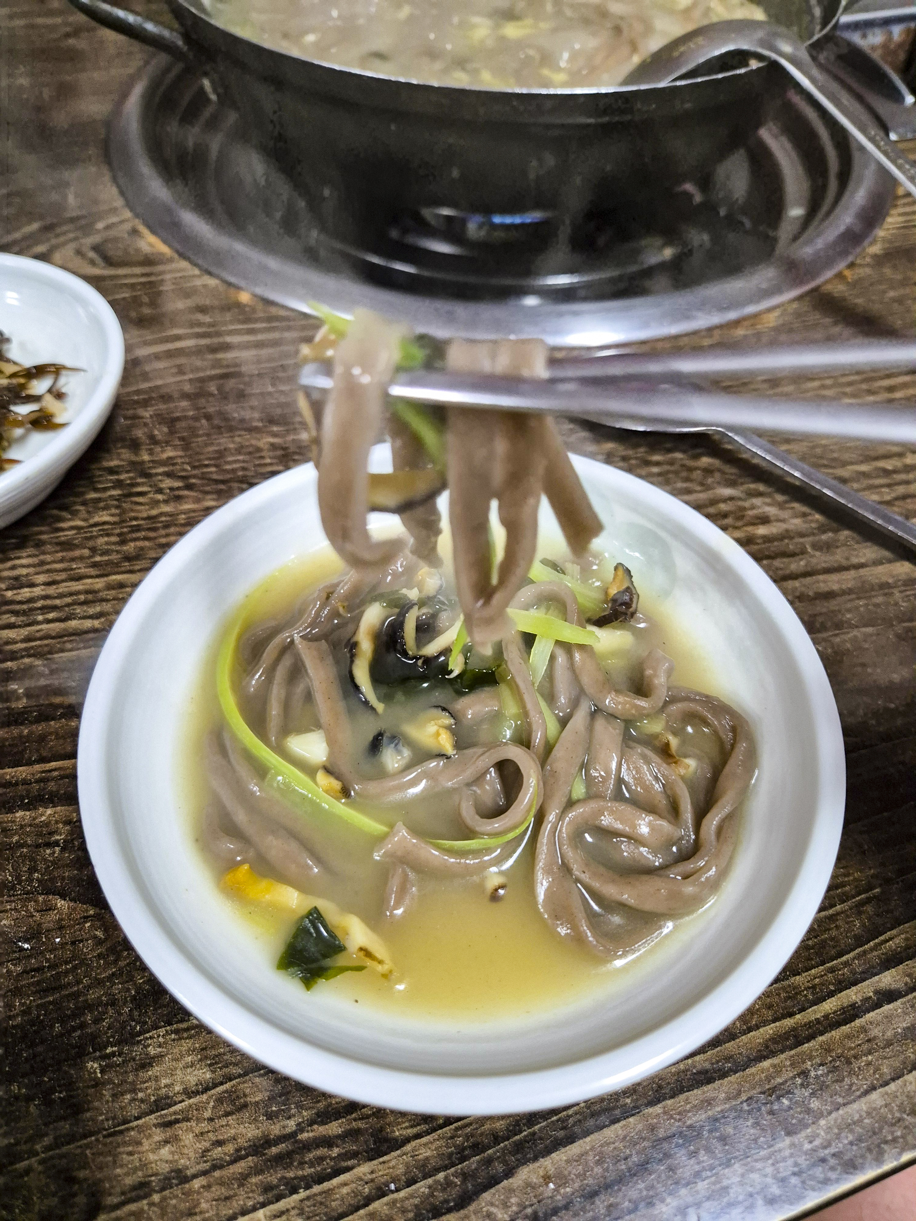 보말 칼국수 덜어 먹는 모습