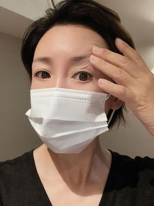 눈매를 확인시켜주는 이상아