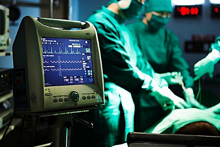 신생아와의사사진