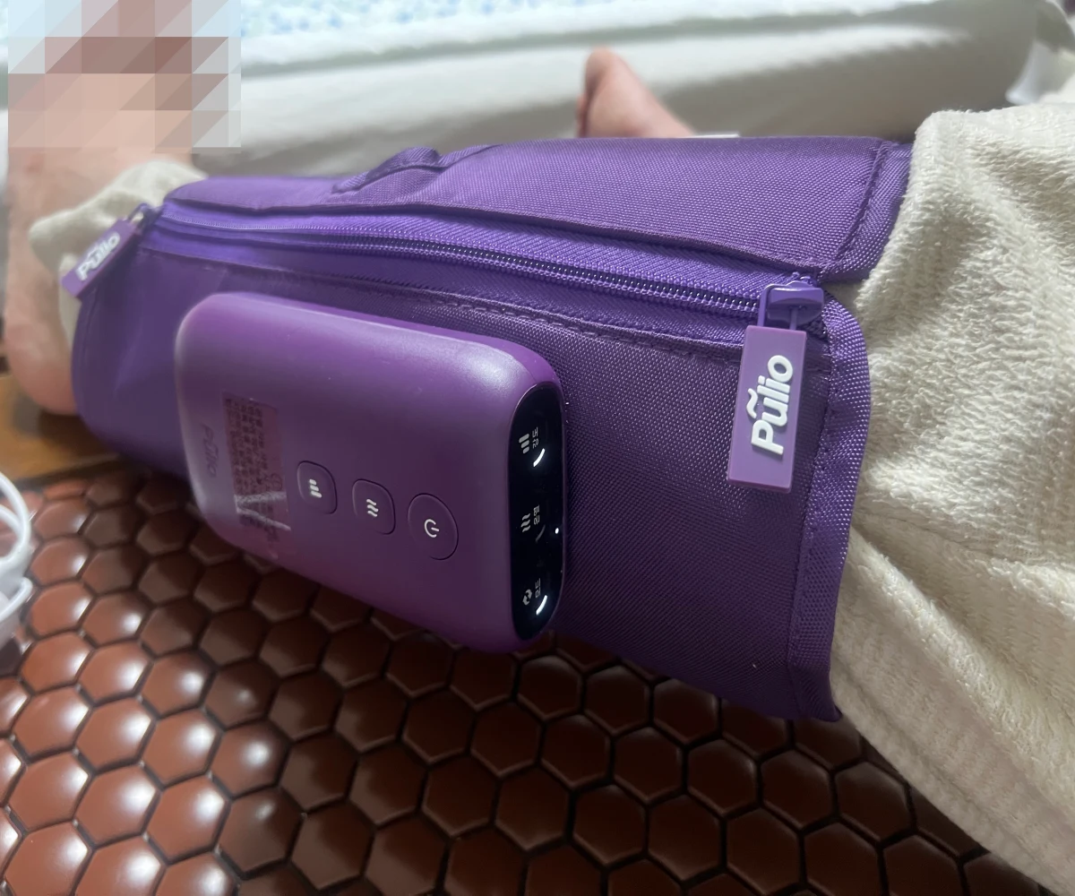 풀리오-종아리-마사지기-v3-온열-기능-받는-모습