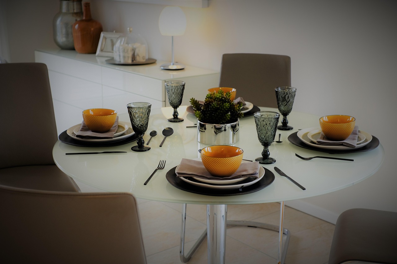 요리를 먹기 위해 준비하는 식탁 사진