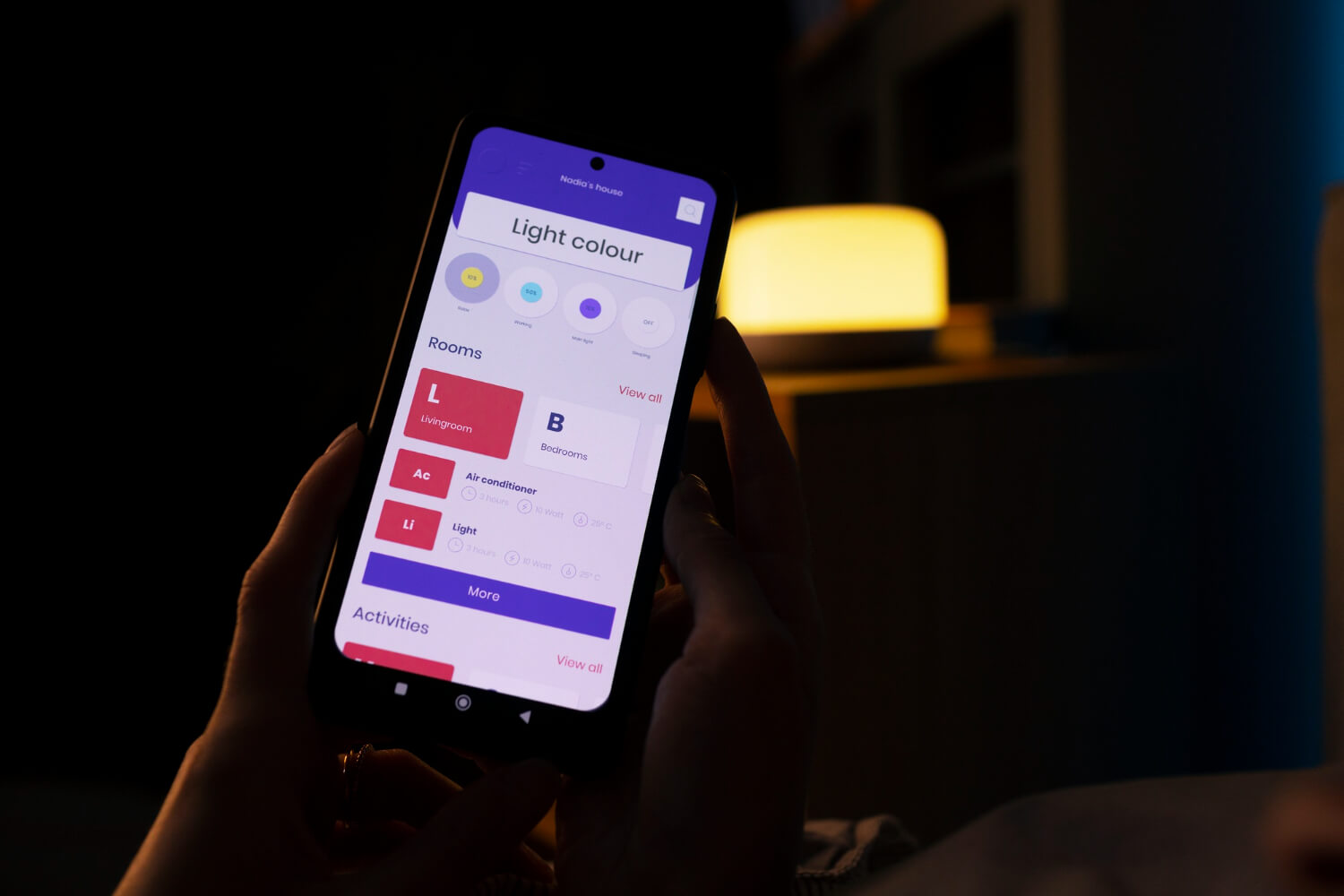 스마트폰 앱 화면을 확인하며 정보를 조회하는 모습 