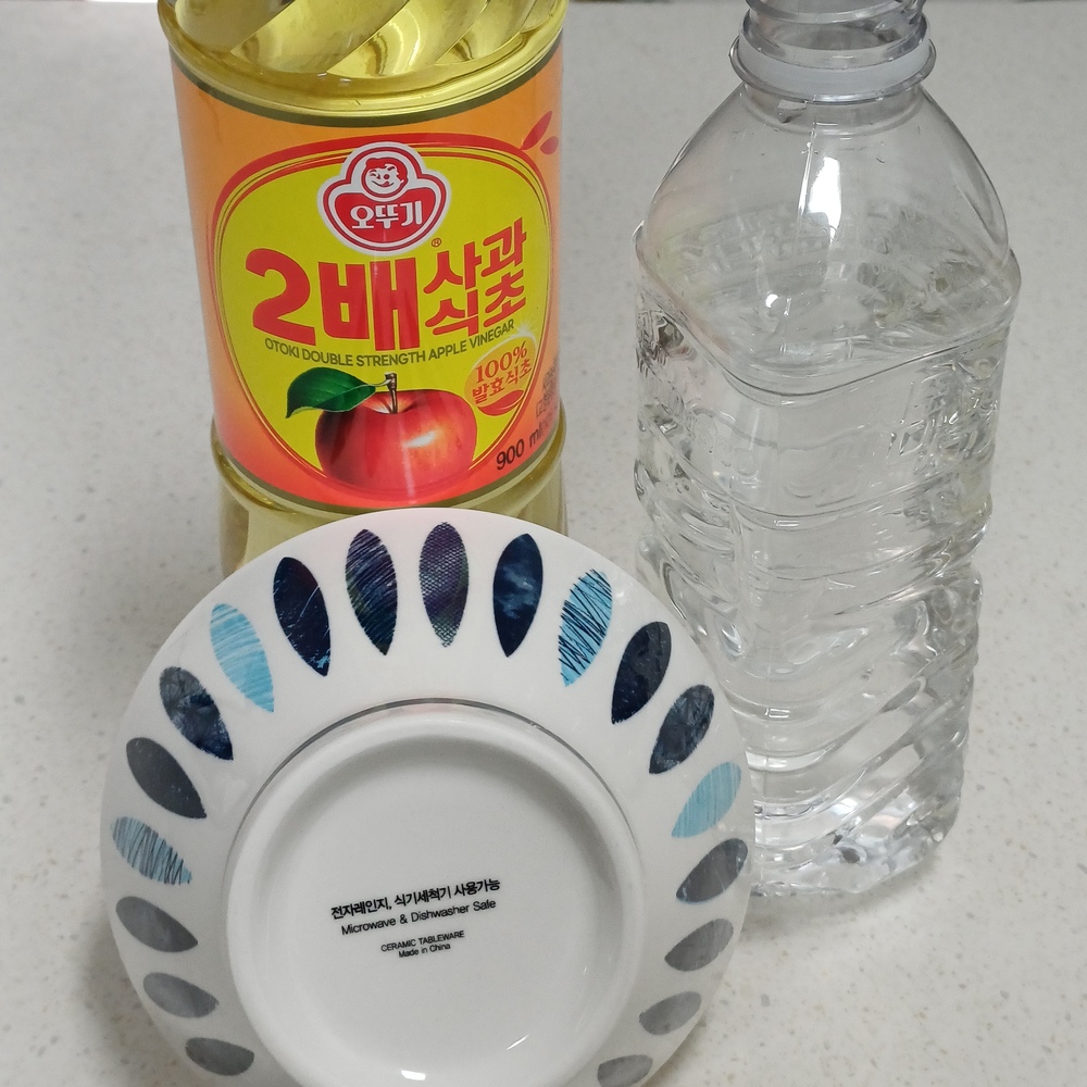 전자레인지 청소를 위해 식초와 물을 그릇에 준비한 모습