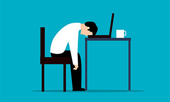 무기력하게 책상에 엎드린 남성