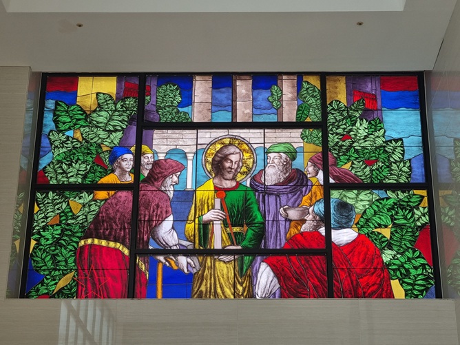 거제 고현성당 스테인드글라스 사진입니다.