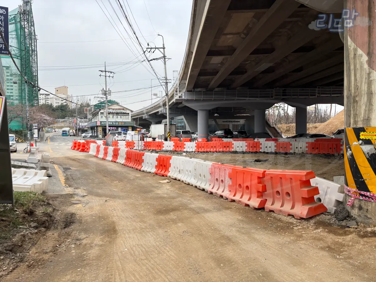 백마역-도로-공사-철망-흙길-다리