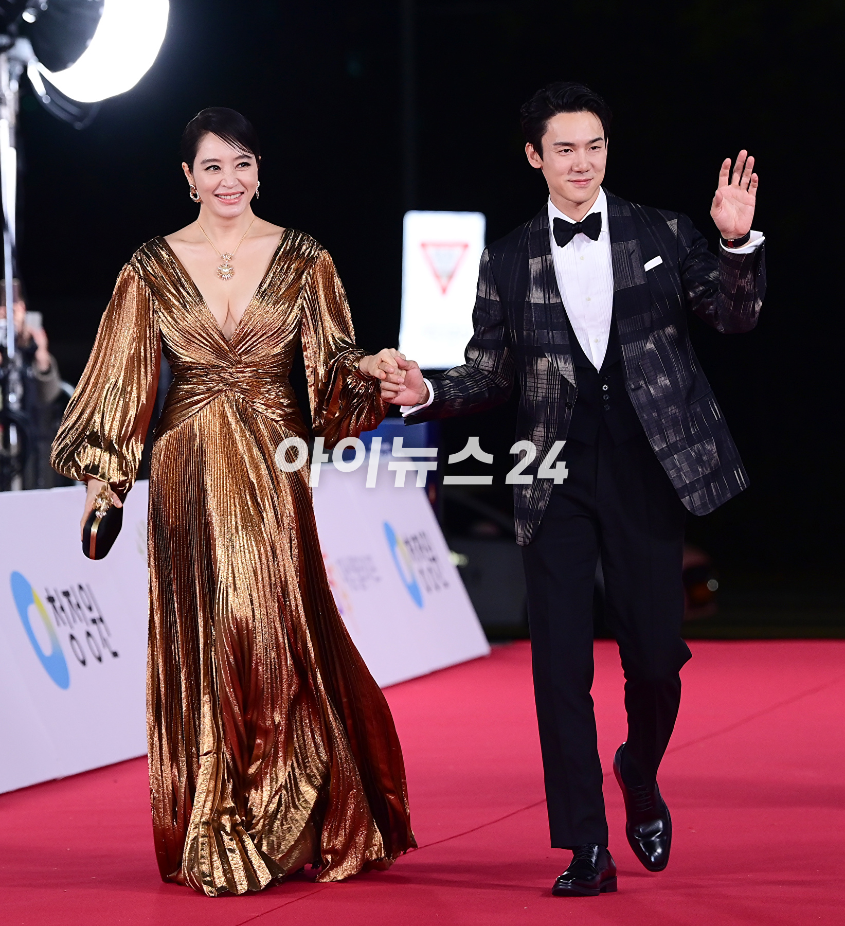 배우 김혜수가 24일 오후 서울 영등포구 여의도 KBS홀에서 진행된 제44회 청룡영화상 레드카펫 행사에 시상식 MC로 참석하고 있다. [사진=정소희 기자]