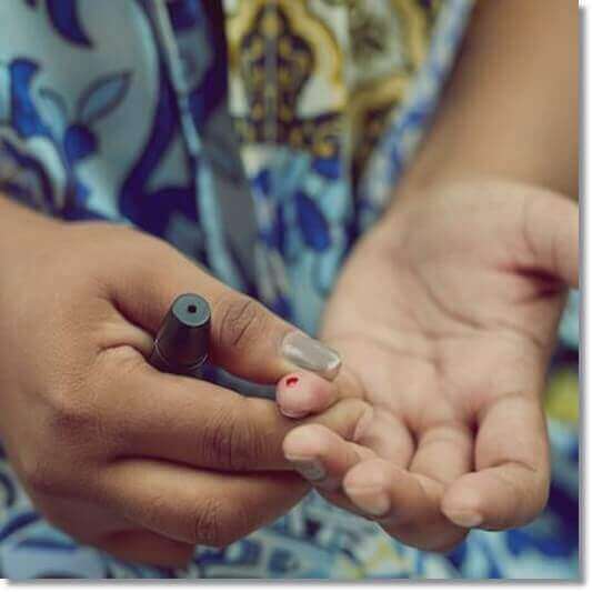 혈당 체크 하는 당뇨병 여성